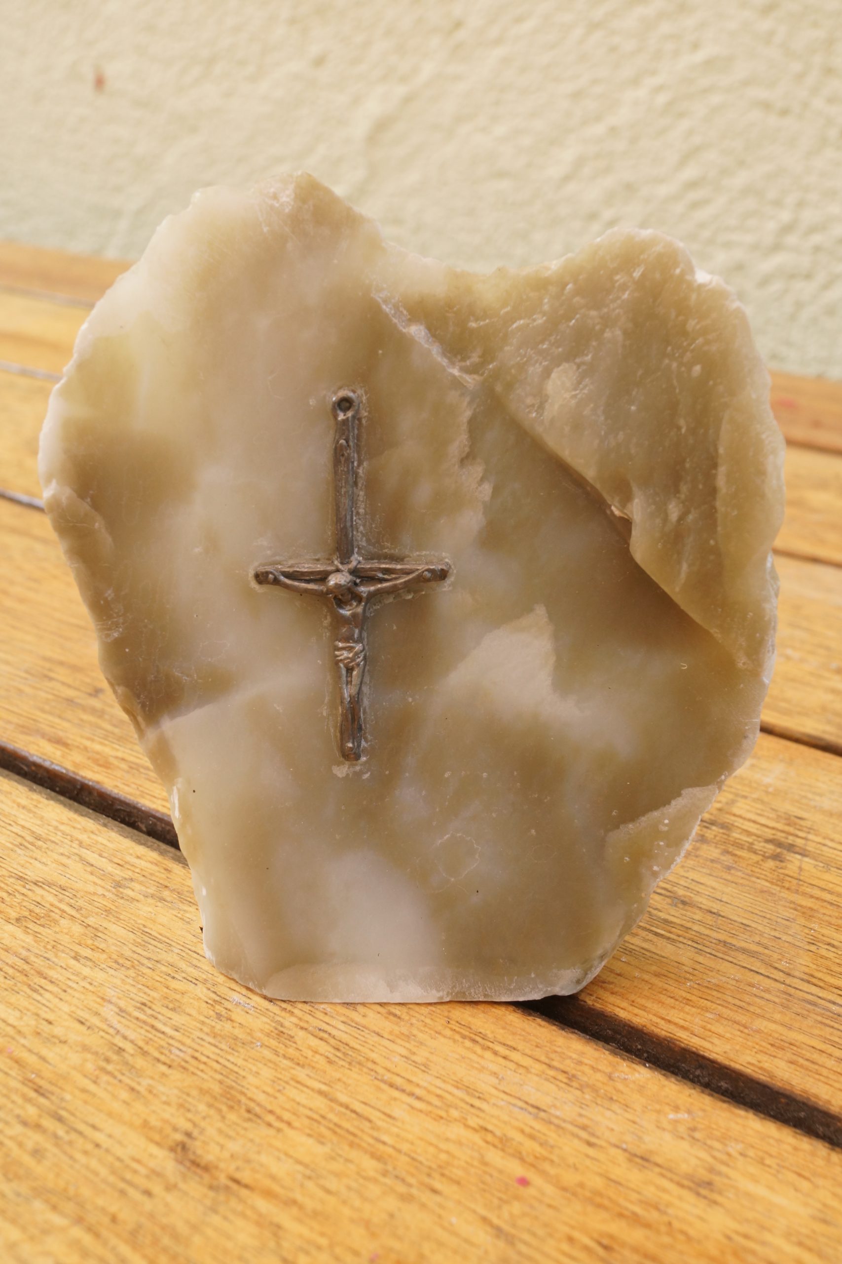 Skulptur mit Kreuz, heller Stein-image